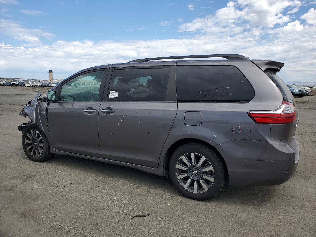 2018 Toyota Sienna Xle vin: 5TDDZ3DC3JS208871