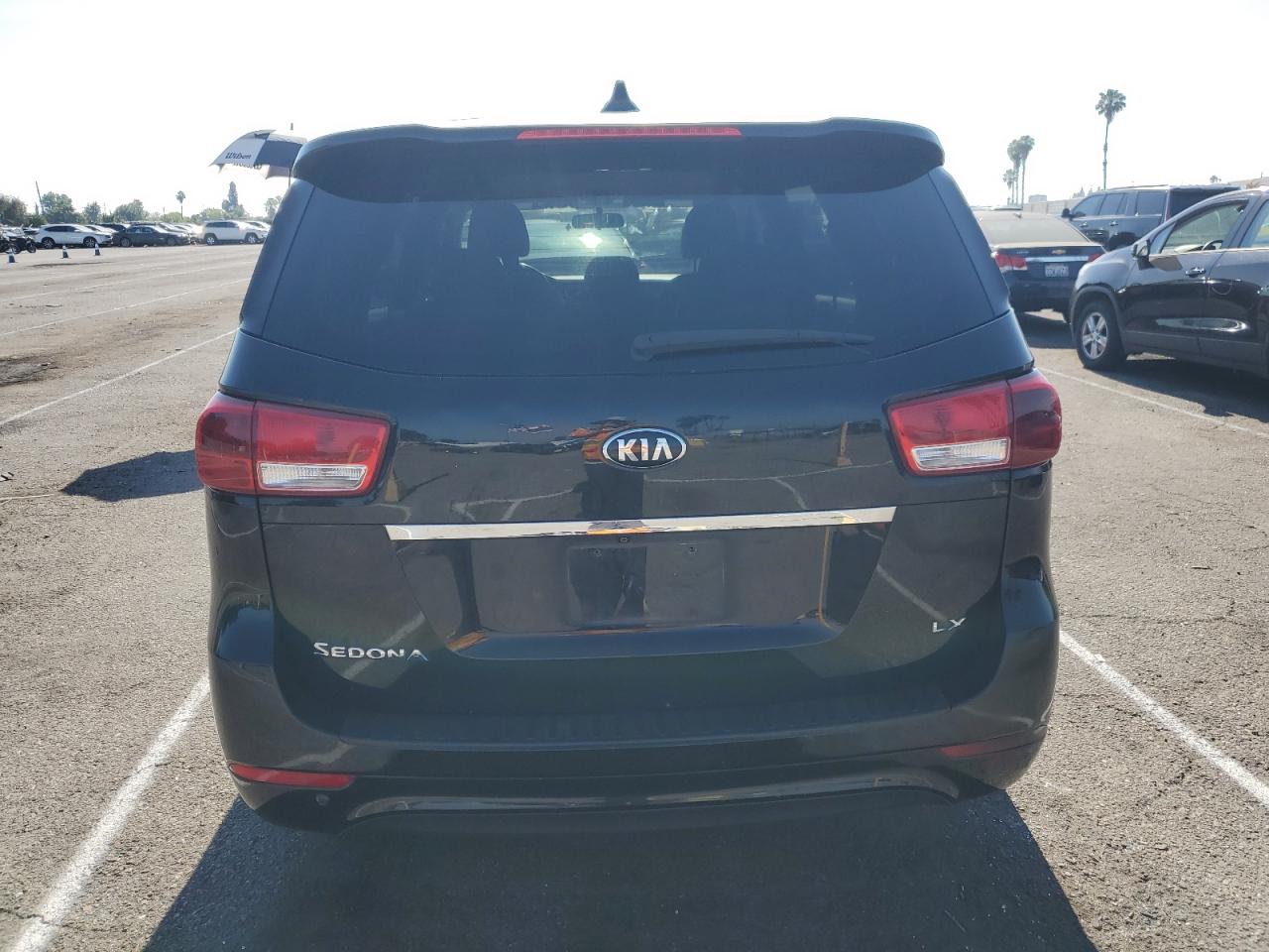 KNDMB5C18H6217981 2017 Kia Sedona Lx