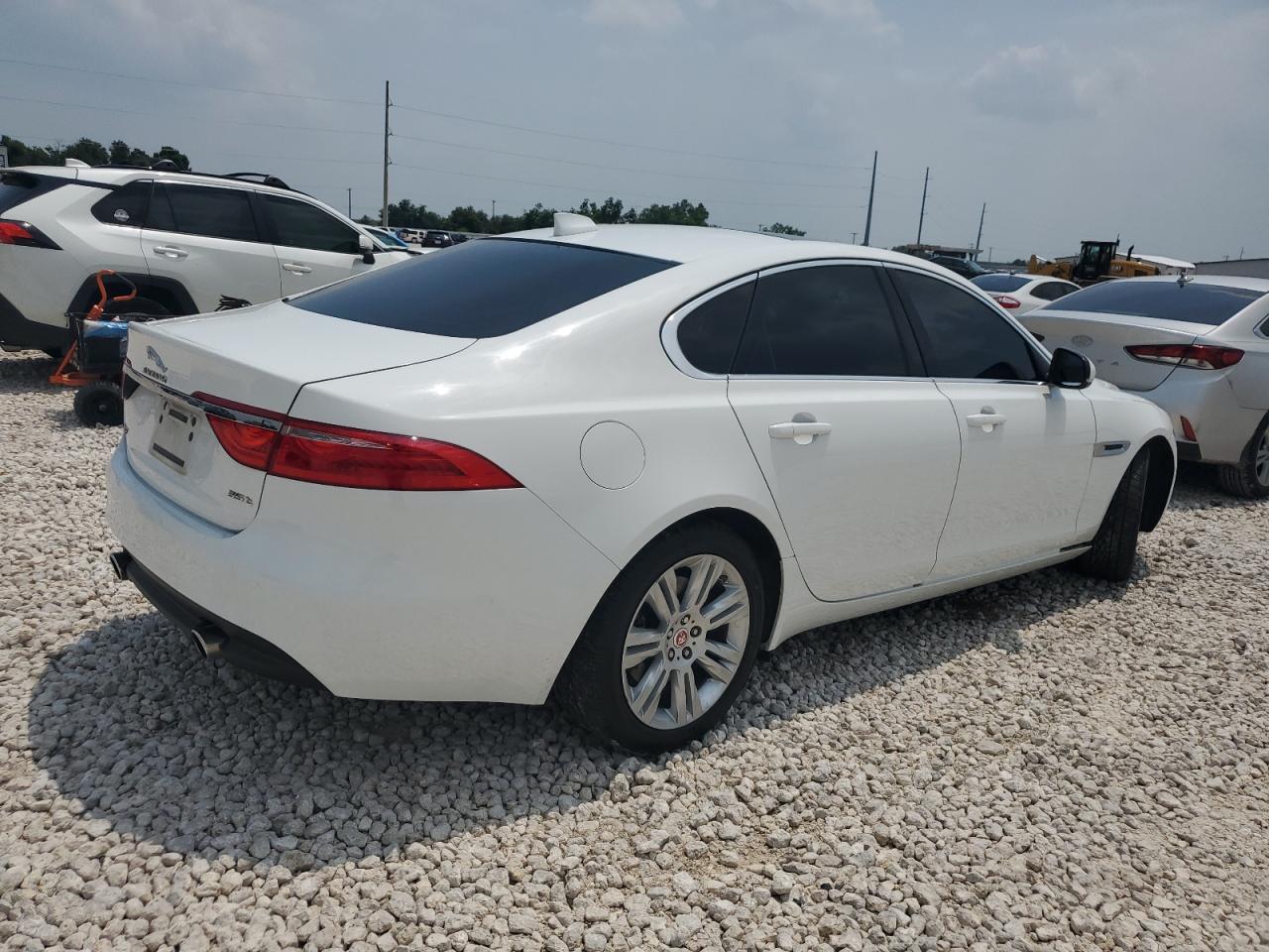 SAJBD4BV3HCY45983 2017 Jaguar Xf Premium