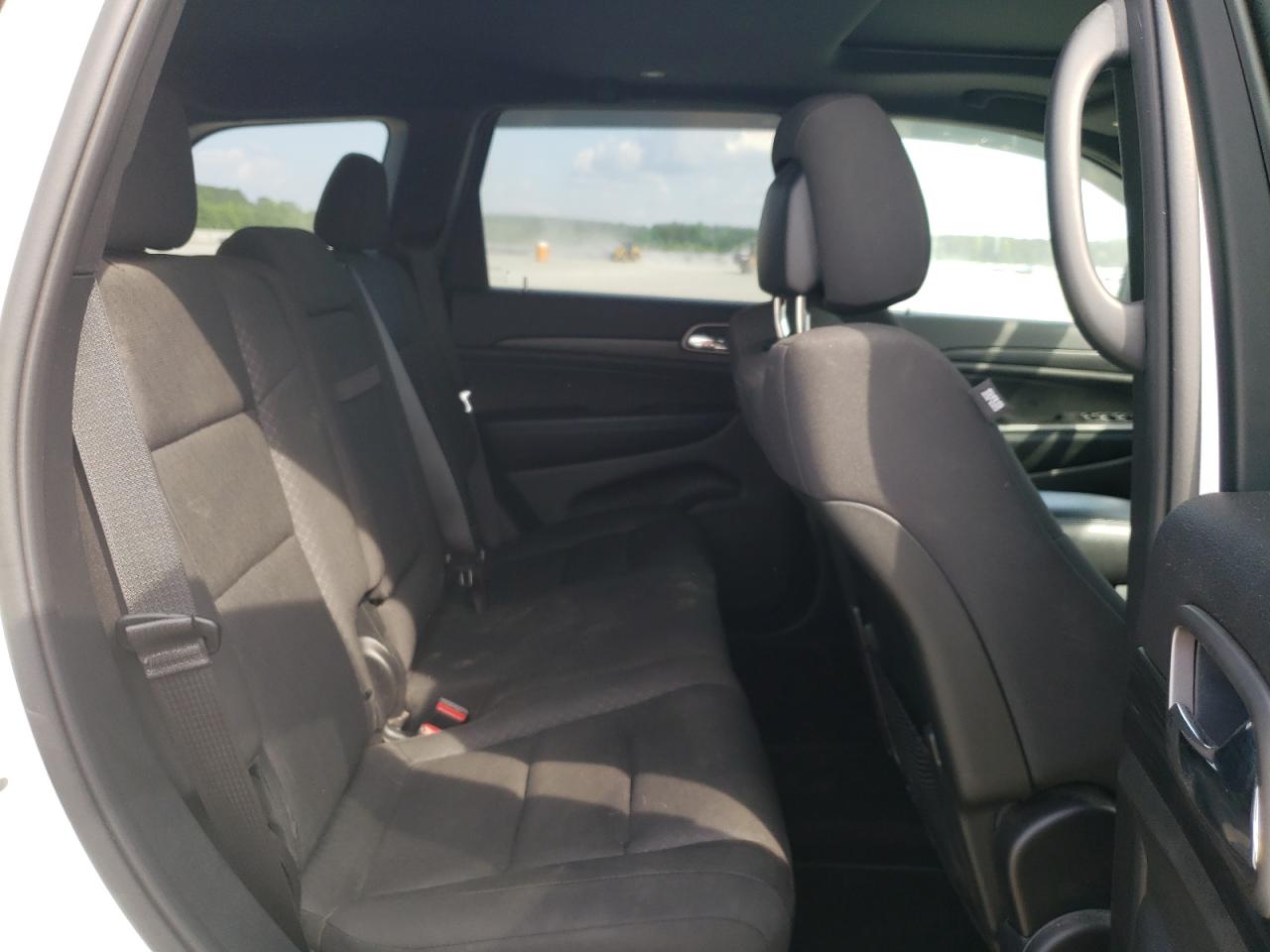 1C4RJEAG1KC571852 2019 Jeep Grand Cherokee Laredo