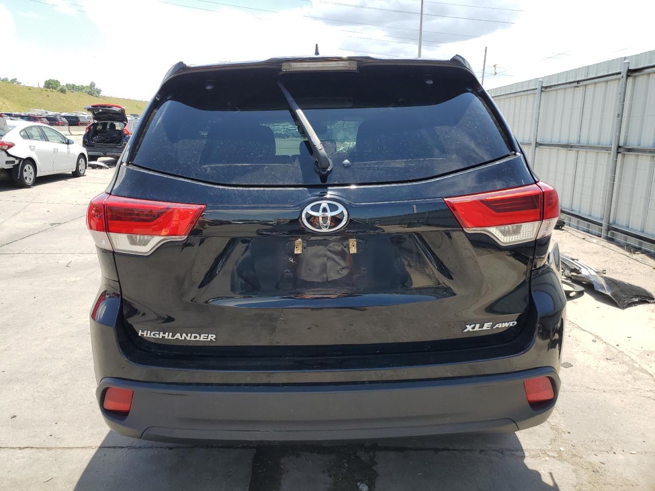 5TDJZRFH4KS999945 2019 Toyota Highlander Se