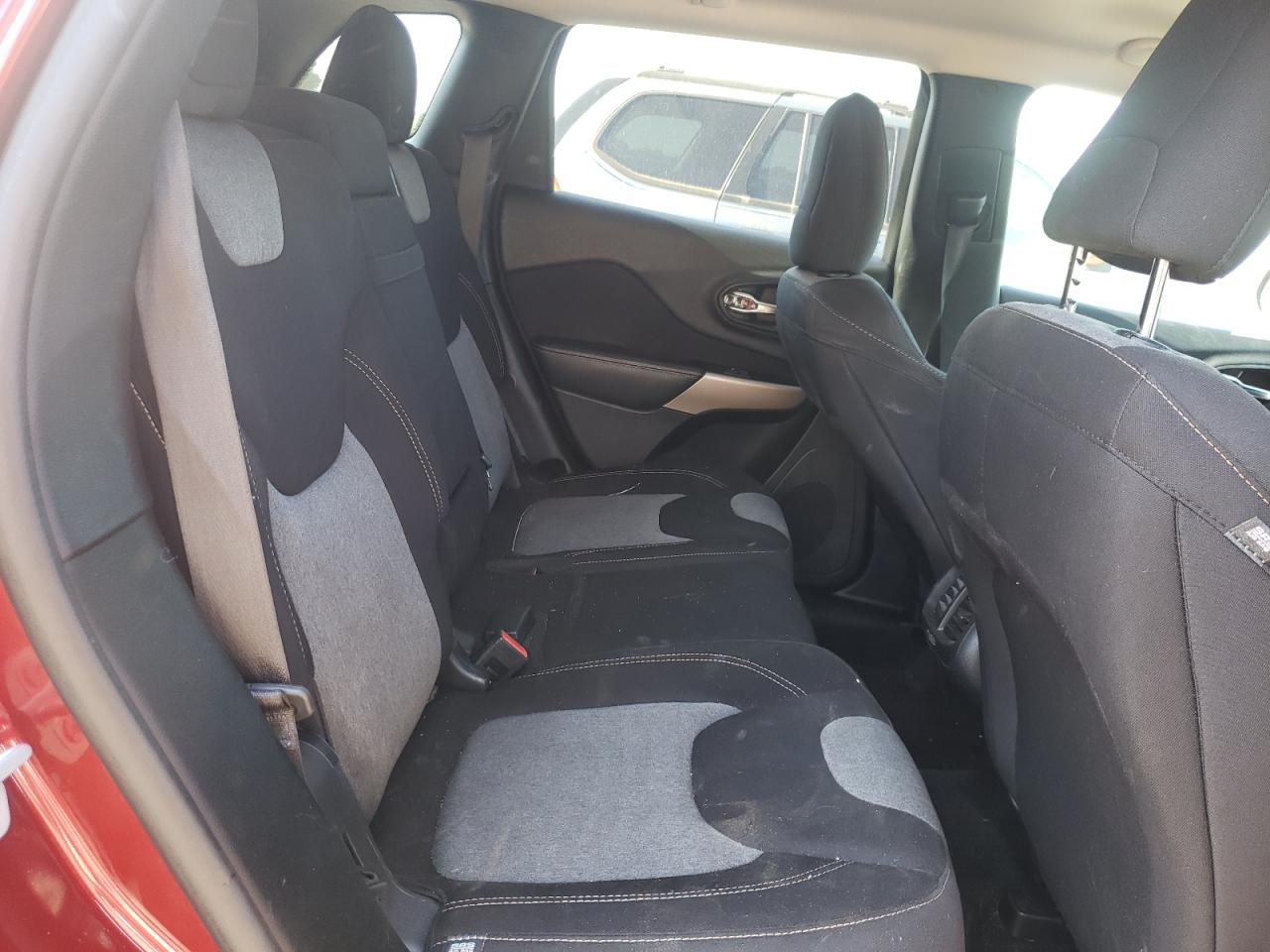 1C4PJLCB6JD620193 2018 Jeep Cherokee Latitude