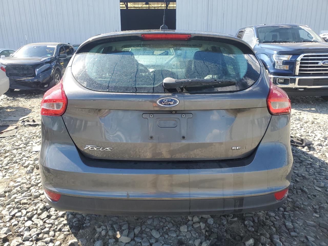 2018 Ford Focus Se vin: 1FADP3K21JL255713