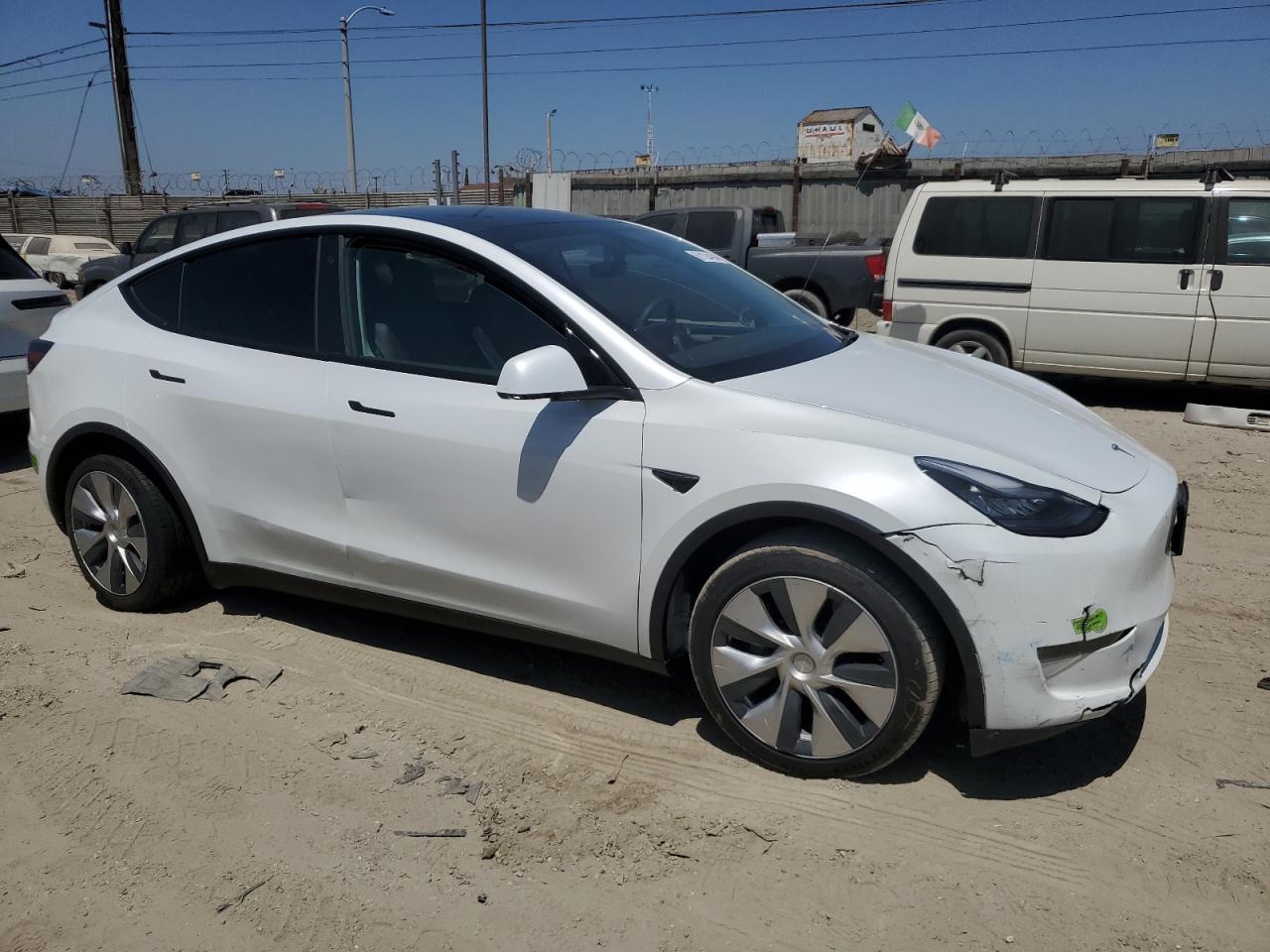 2023 Tesla Model Y vin: 7SAYGDEE7PA106130