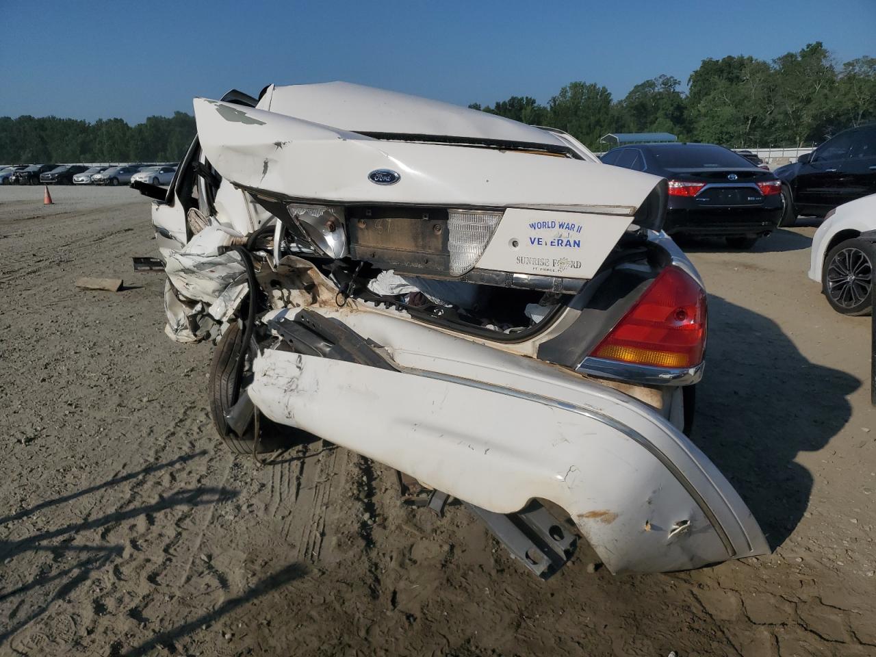 2FAFP74W4YX135353 2000 Ford Crown Victoria Lx