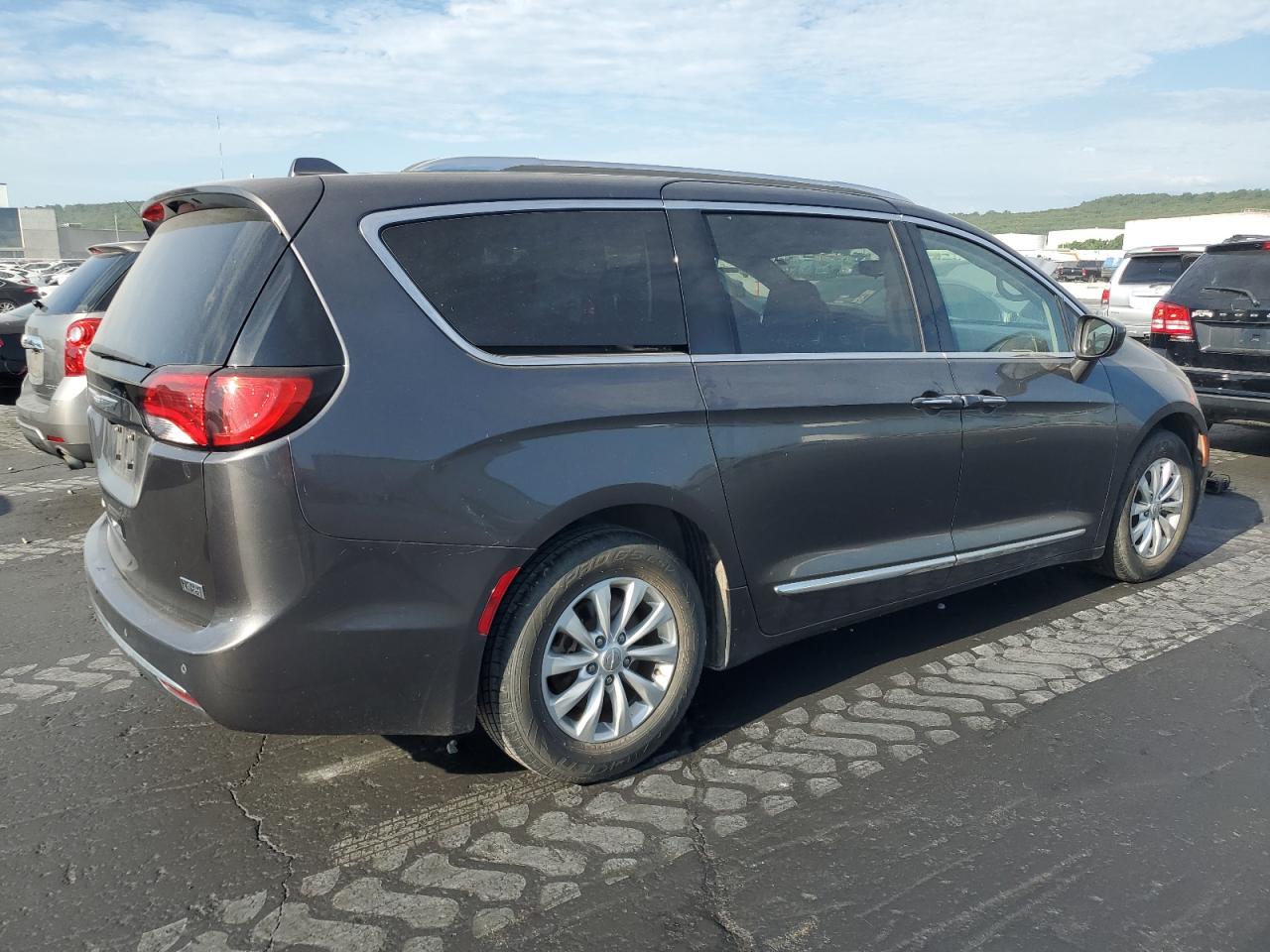 2018 Chrysler Pacifica Touring L vin: 2C4RC1BG0JR120581