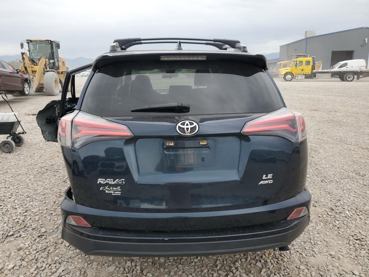 JTMBFREV2HJ702777 2017 Toyota Rav4 Le