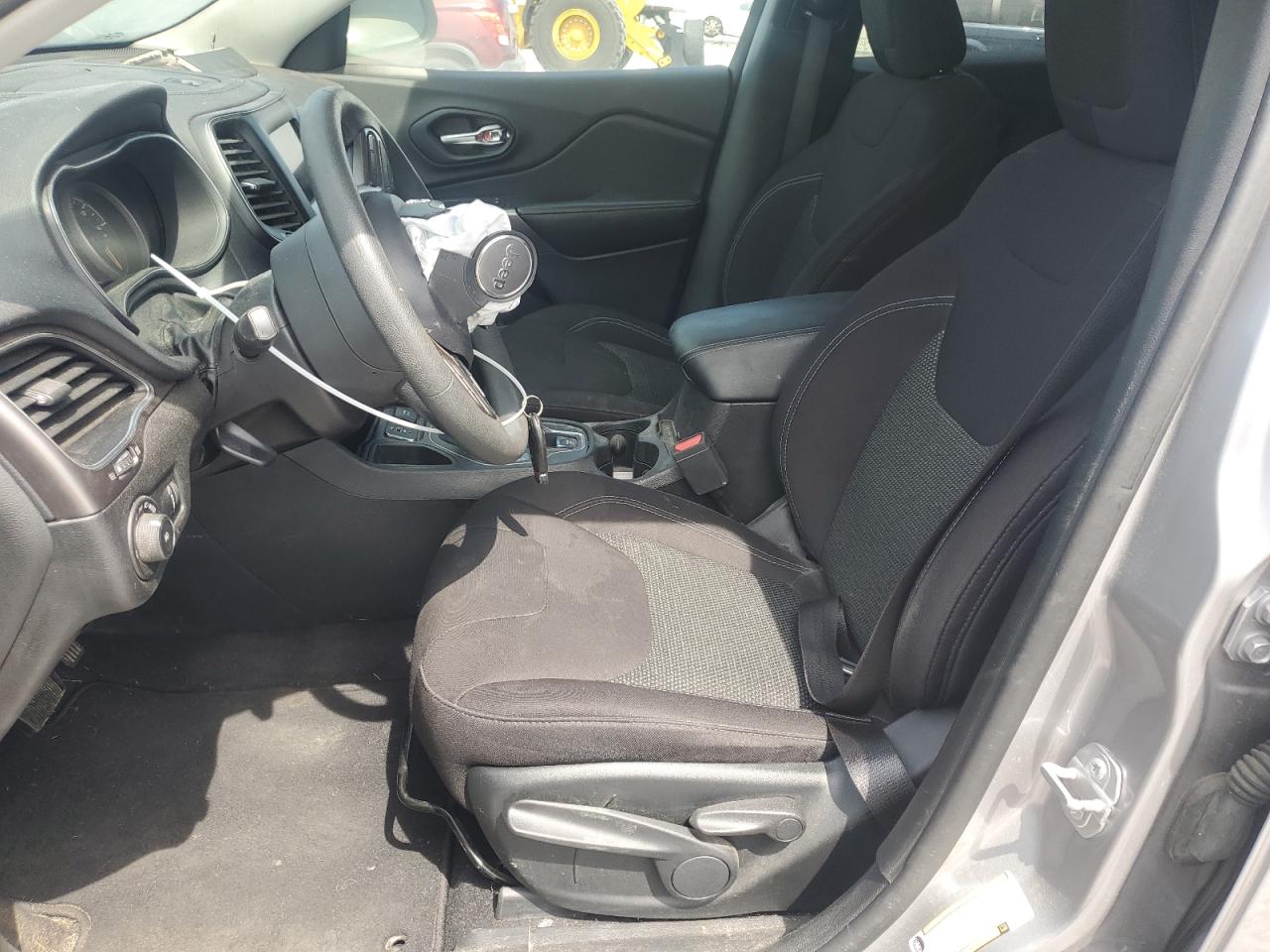 1C4PJLCB0KD297339 2019 Jeep Cherokee Latitude