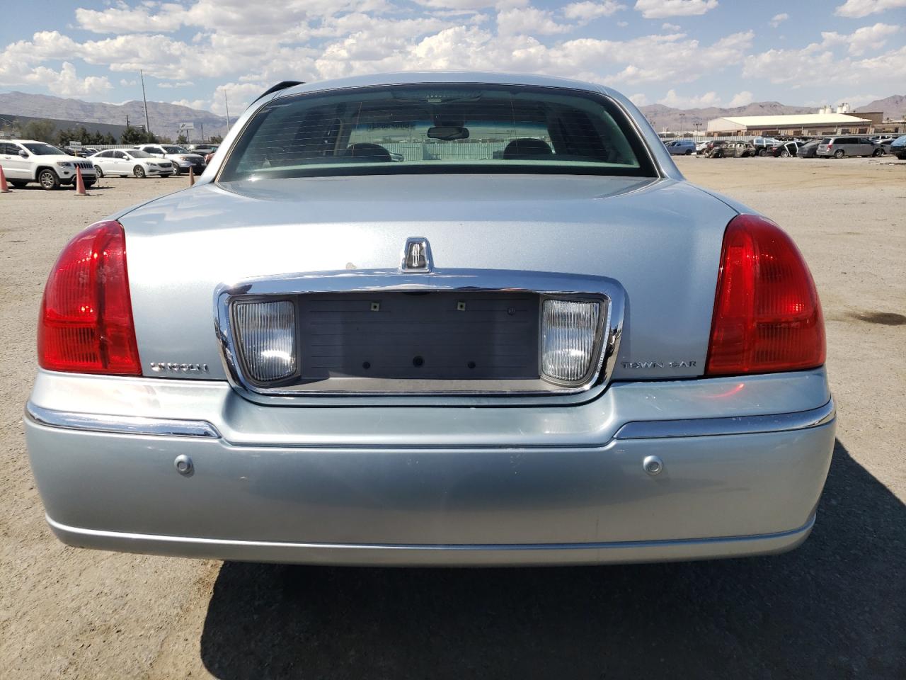 1LNHM81WX5Y654419 2005 Lincoln Town Car Signature