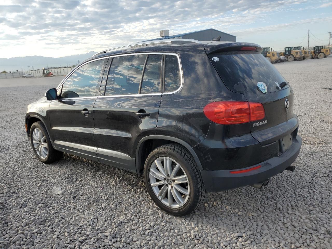 2012 Volkswagen Tiguan S vin: WVGAV7AX7CW518470