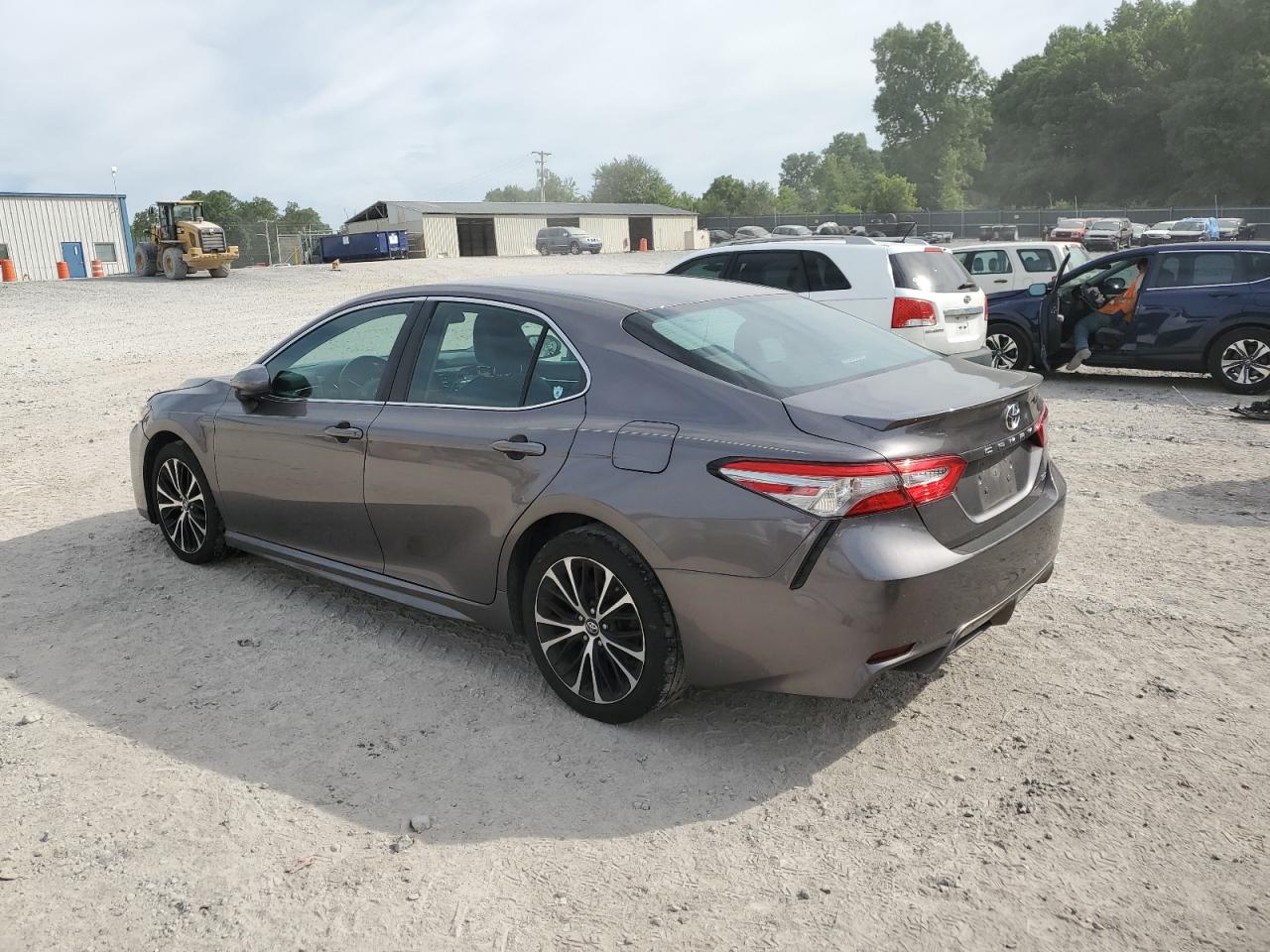 2018 Toyota Camry L vin: 4T1B11HK3JU065934