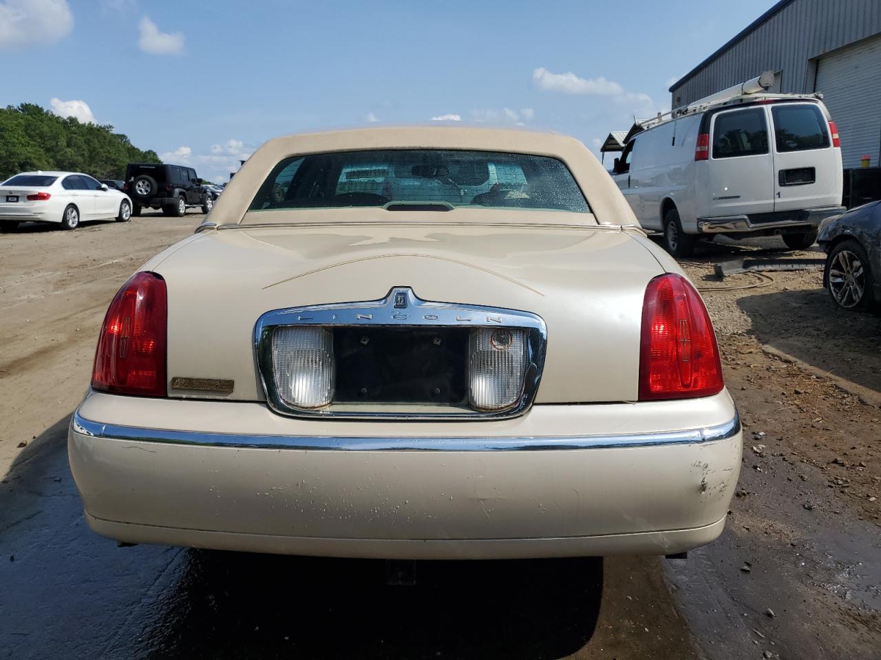 1LNHM83W0YY928597 2000 Lincoln Town Car Cartier