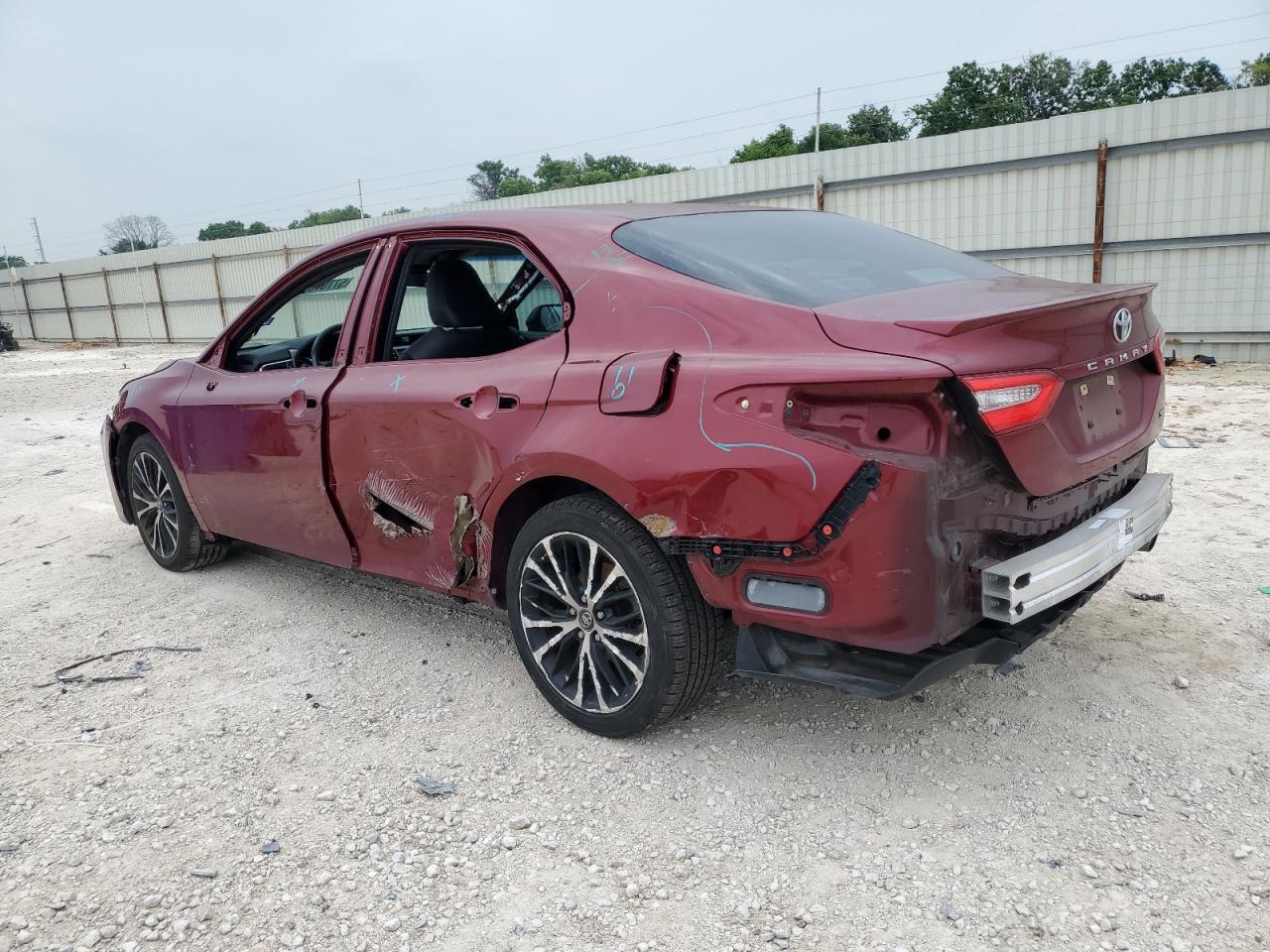 2018 Toyota Camry L vin: 4T1B11HK3JU658371