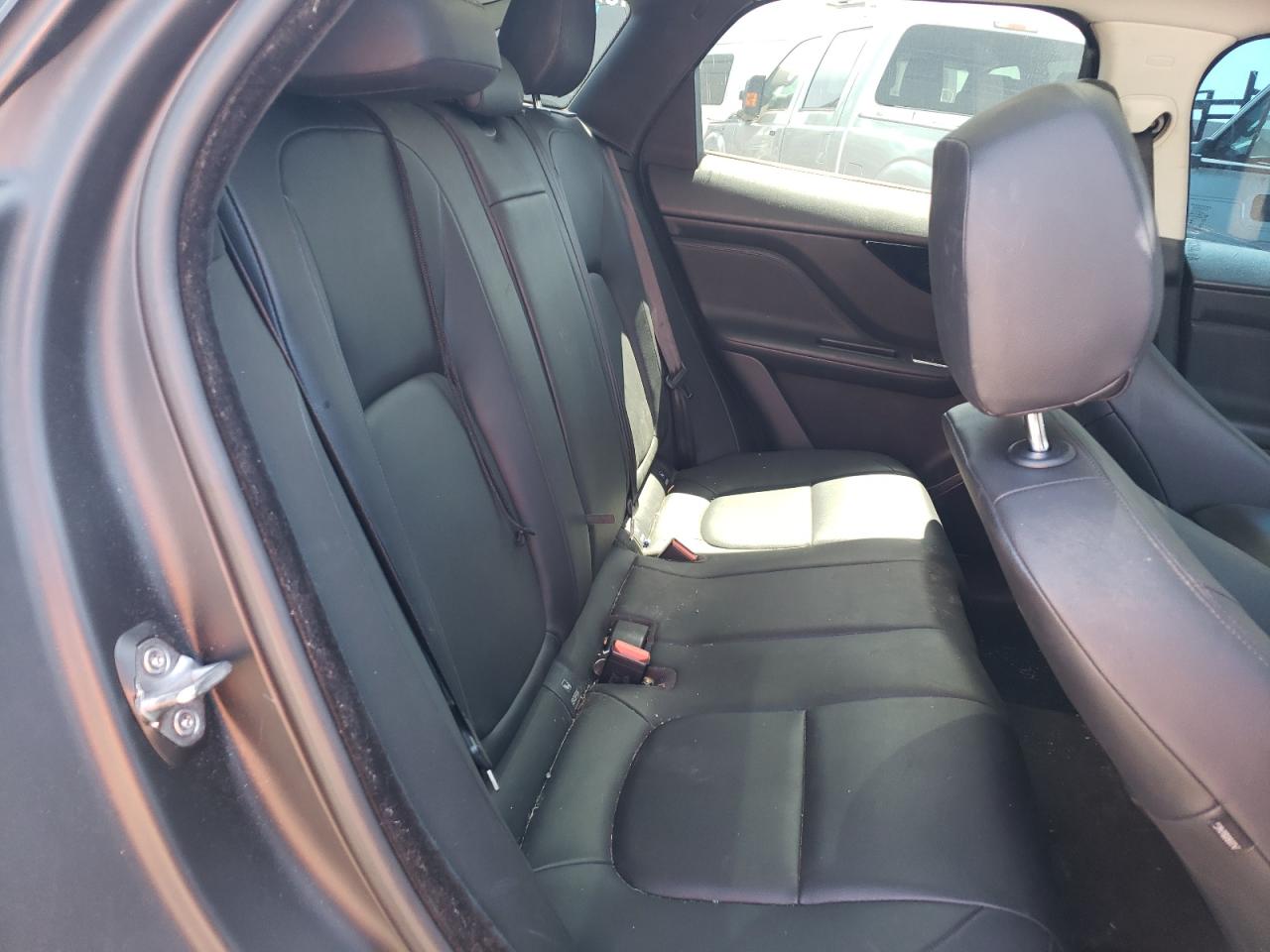 SADCJ2EV1JA271286 2018 Jaguar F-Pace Premium