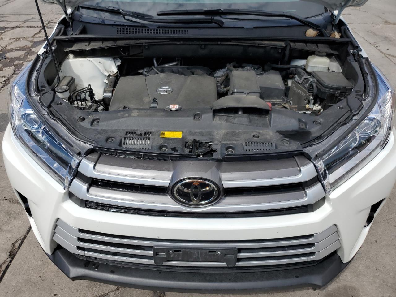 5TDBZRFH4KS915529 2019 Toyota Highlander Le
