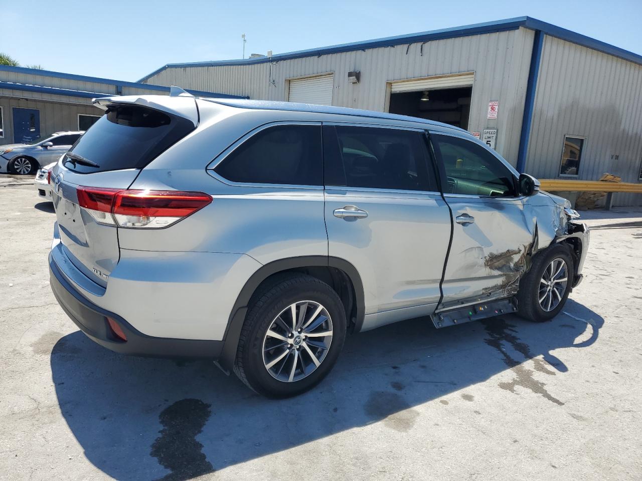 5TDJZRFHXHS453093 2017 Toyota Highlander Se