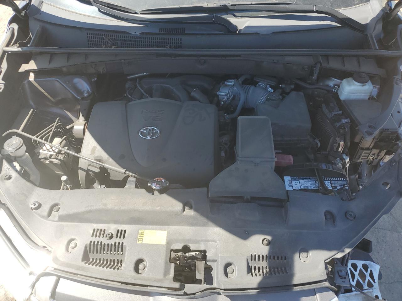 5TDZZRFH5KS327220 2019 Toyota Highlander Le