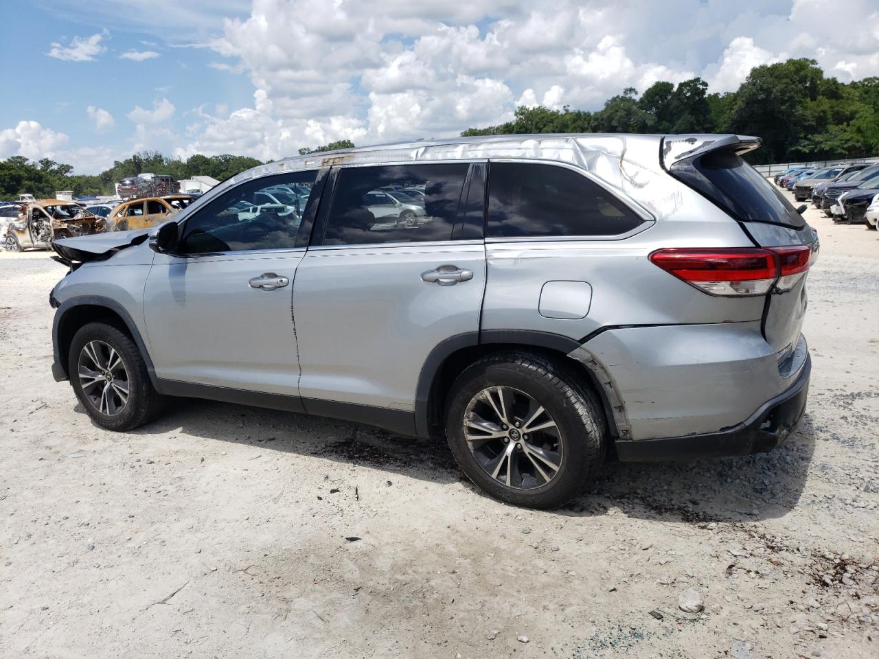 5TDZARFH2KS049657 2019 Toyota Highlander Le