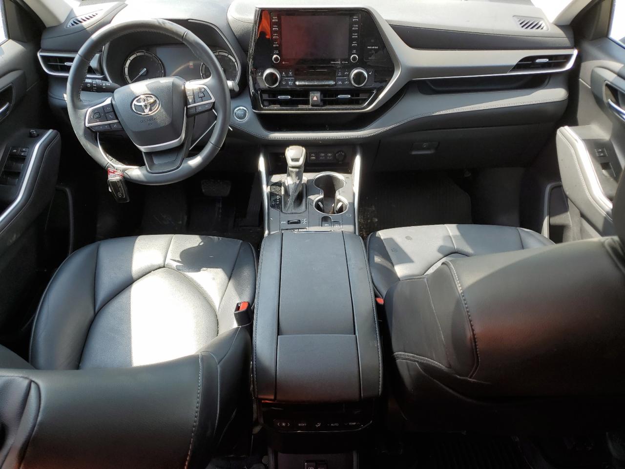 5TDGZRBH9NS591817 2022 Toyota Highlander Xle