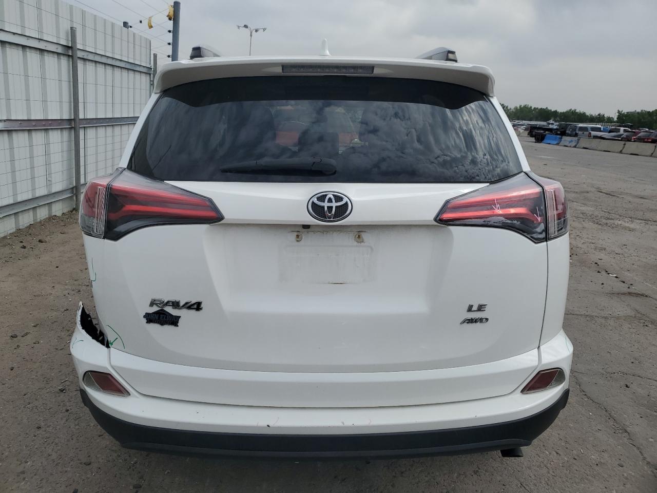 JTMBFREV9HJ130185 2017 Toyota Rav4 Le