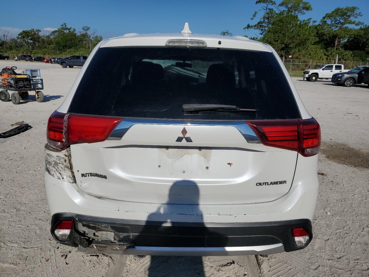 JA4AD2A30HZ014978 2017 Mitsubishi Outlander Es