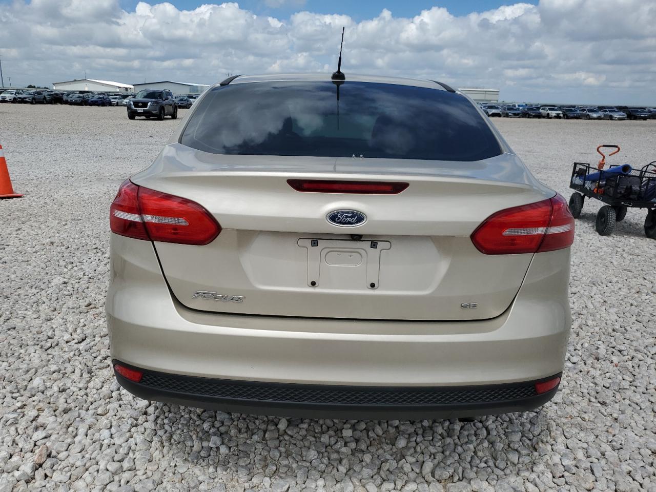 2018 Ford Focus Se vin: 1FADP3F21JL302460