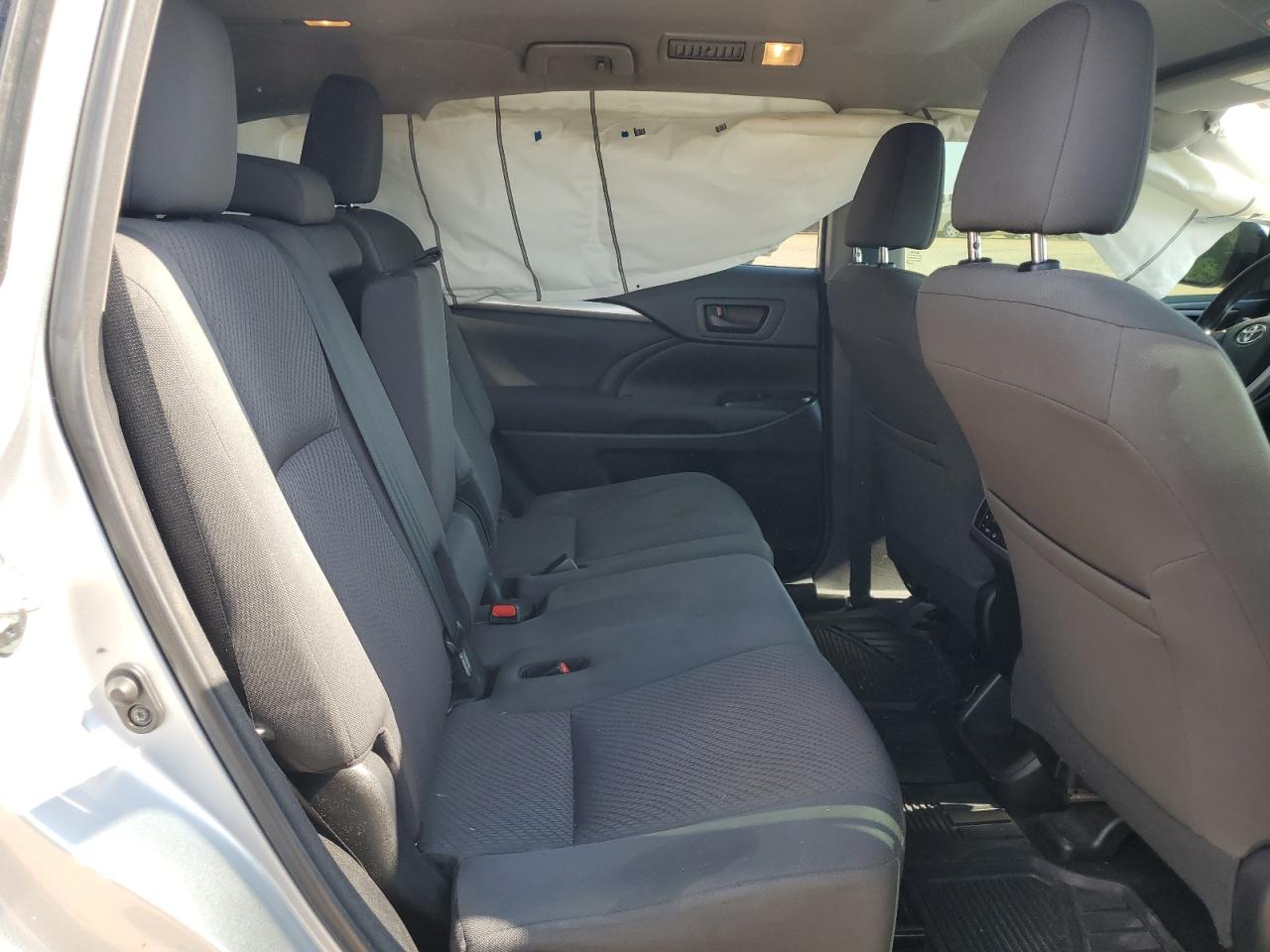 5TDZZRFH7JS242801 2018 Toyota Highlander Le