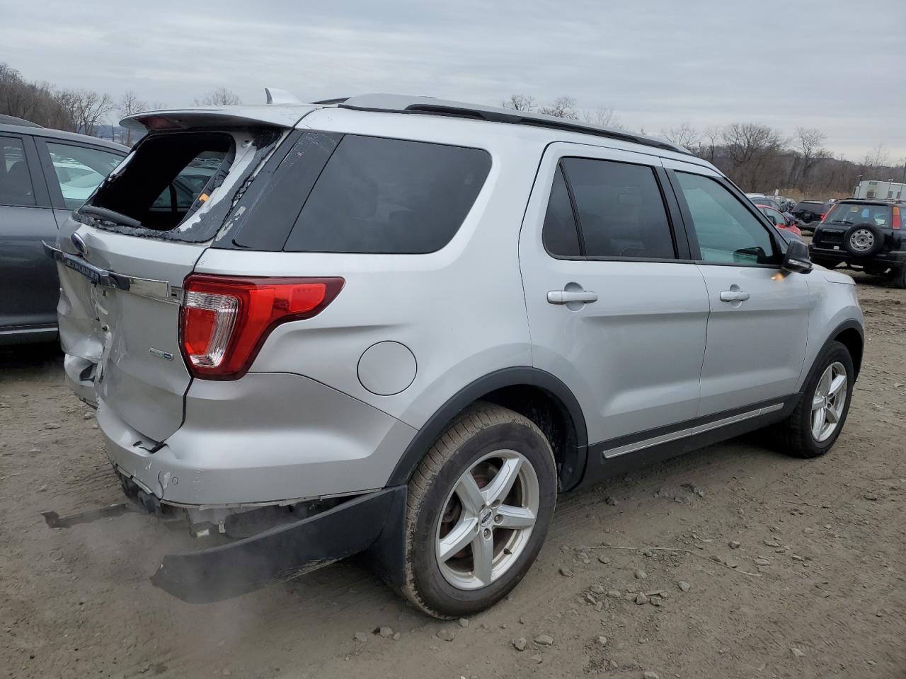 1FM5K8DH9HGD73793 2017 Ford Explorer Xlt