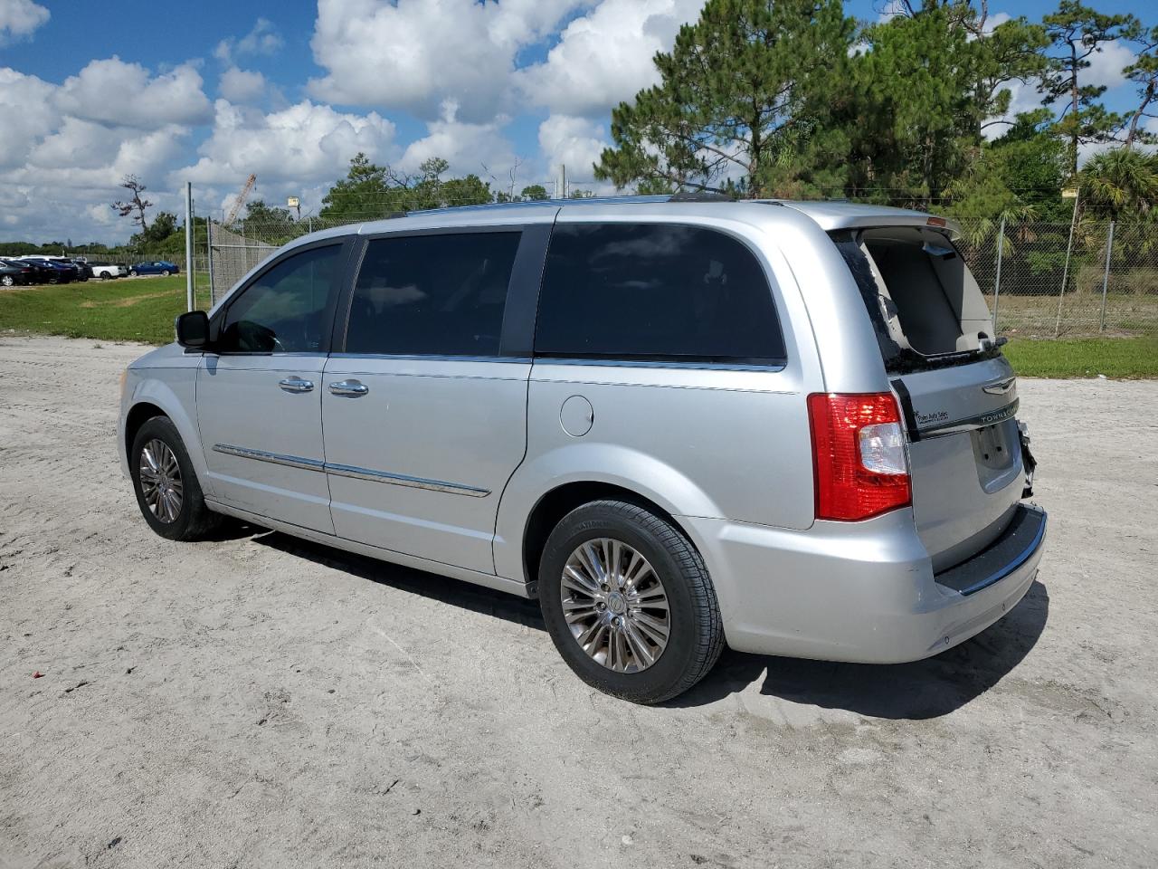 2A4RR6DG2BR712195 2011 Chrysler Town & Country Limited