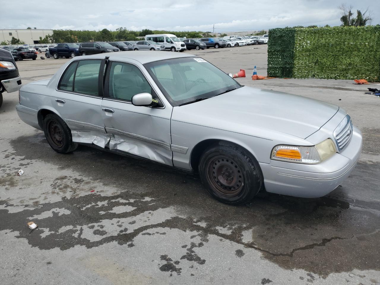 2FAFP73W81X117719 2001 Ford Crown Victoria