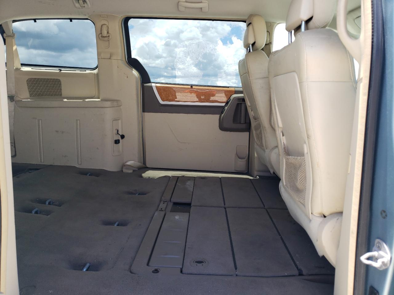 2A4RR7DX7AR501773 2010 Chrysler Town & Country Limited