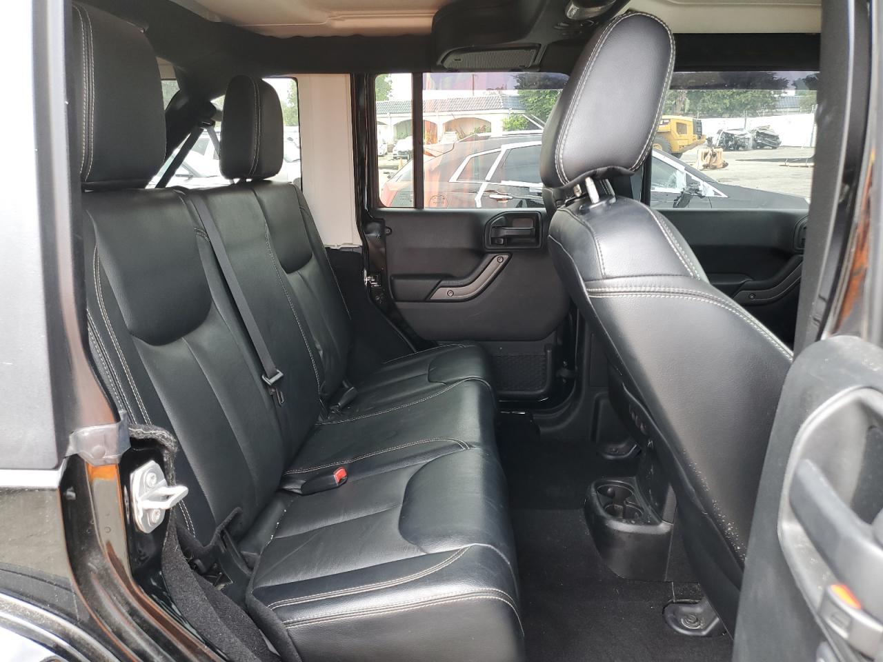 1C4BJWEG2GL304132 2016 Jeep Wrangler Unlimited Sahara