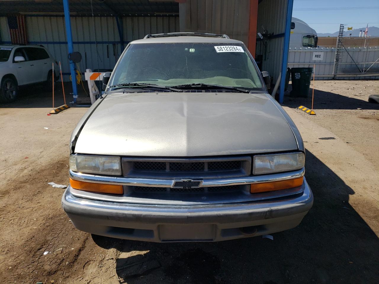 1GNDT13W8Y2355097 2000 Chevrolet Blazer