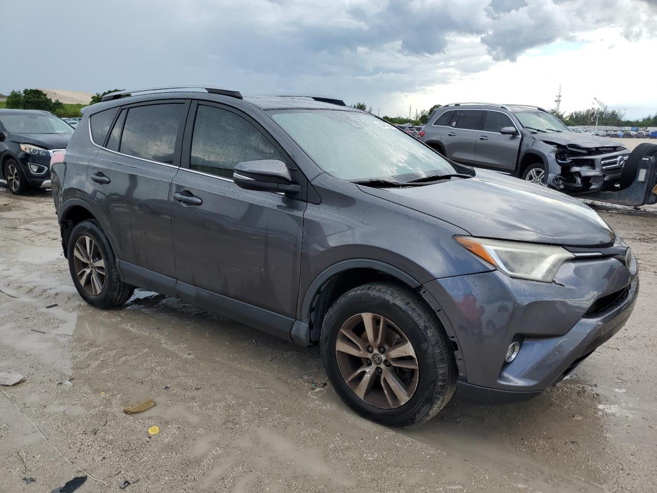 JTMWFREV4HJ118091 2017 Toyota Rav4 Xle