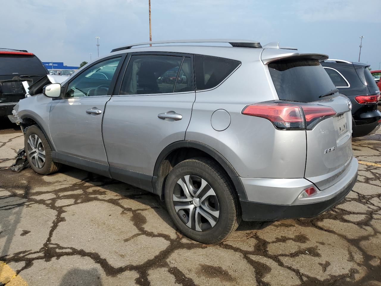 2T3ZFREV9HW344738 2017 Toyota Rav4 Le