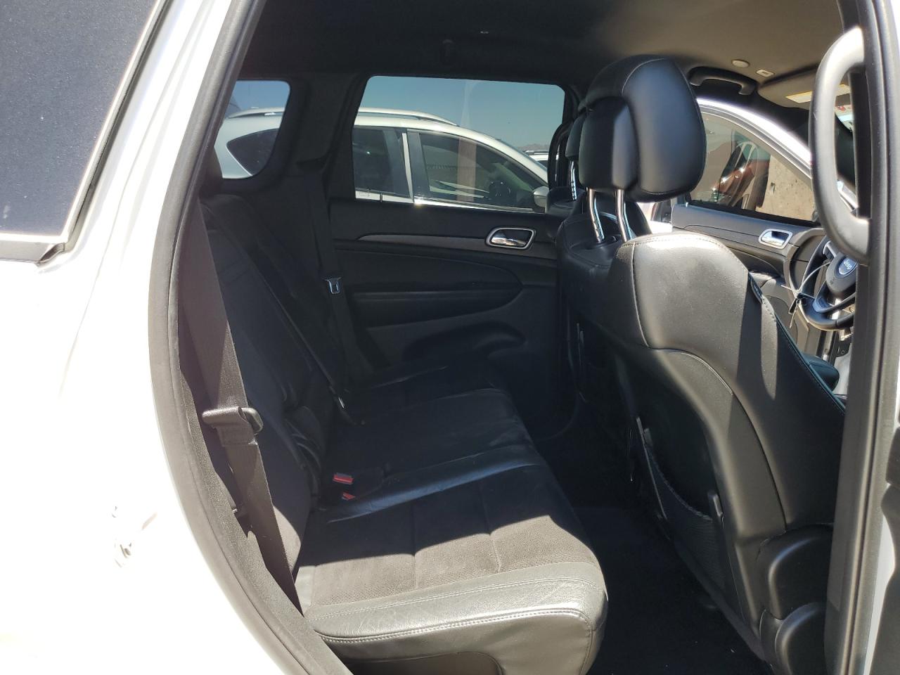 1C4RJEAG2JC141665 2018 Jeep Grand Cherokee Laredo