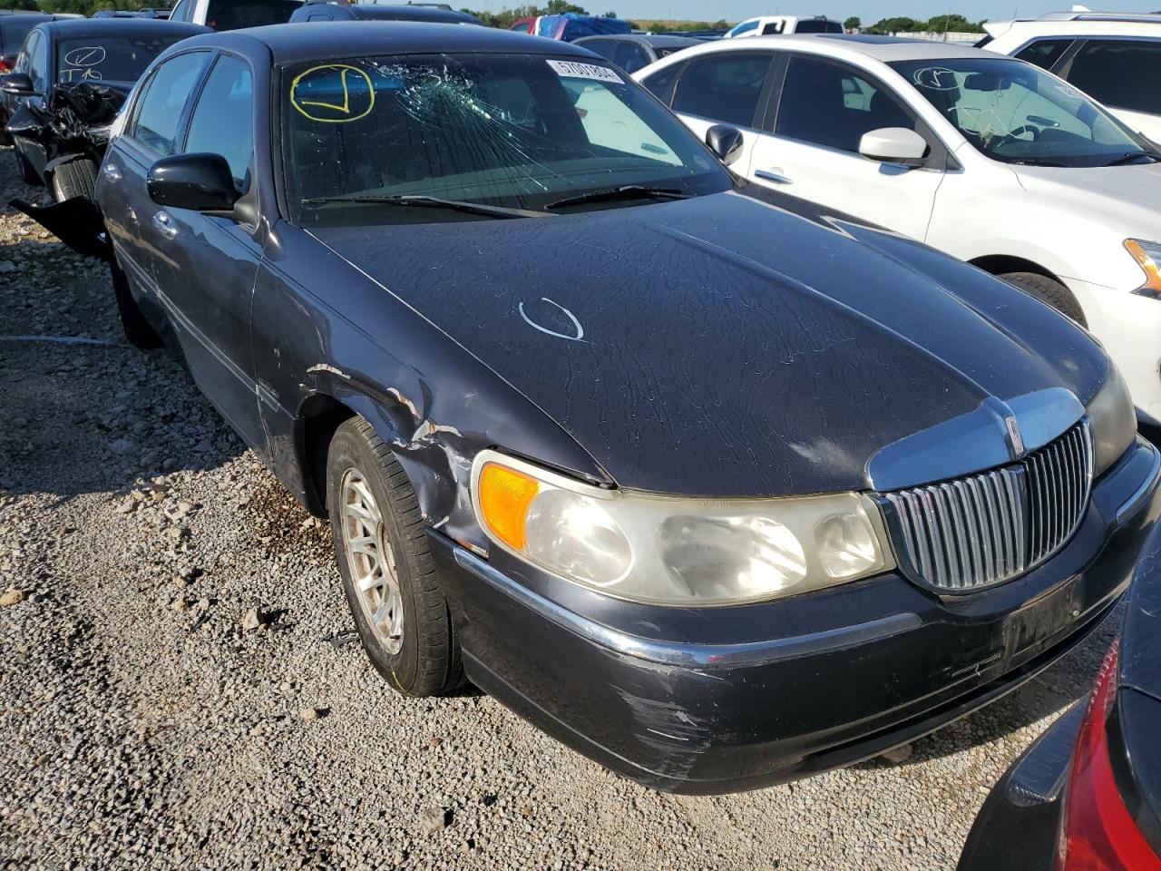 1LNHM82W9XY629626 1999 Lincoln Town Car Signature