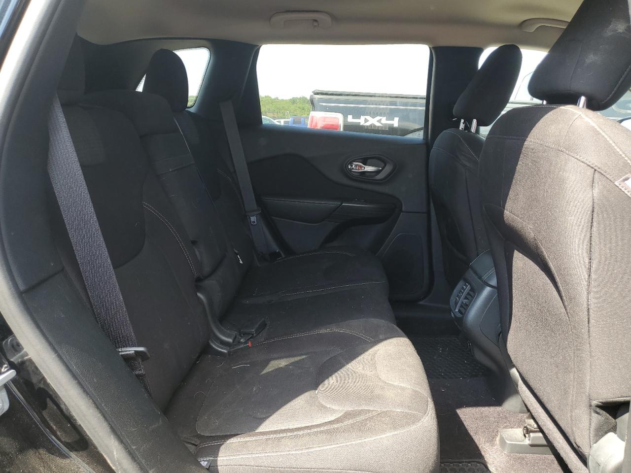 1C4PJMCB9HW530475 2017 Jeep Cherokee Latitude