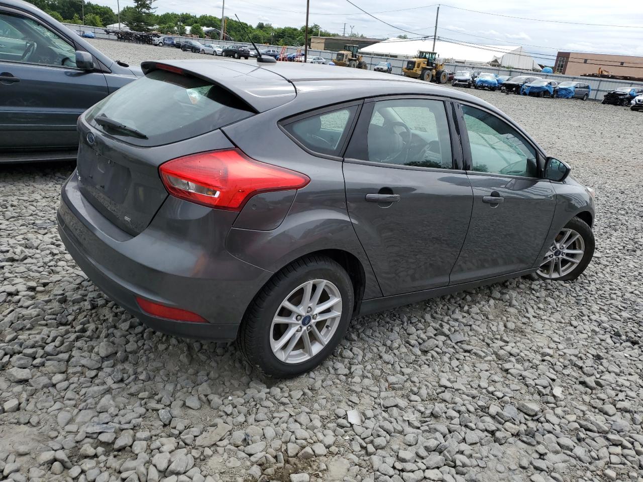 2018 Ford Focus Se vin: 1FADP3K21JL255713