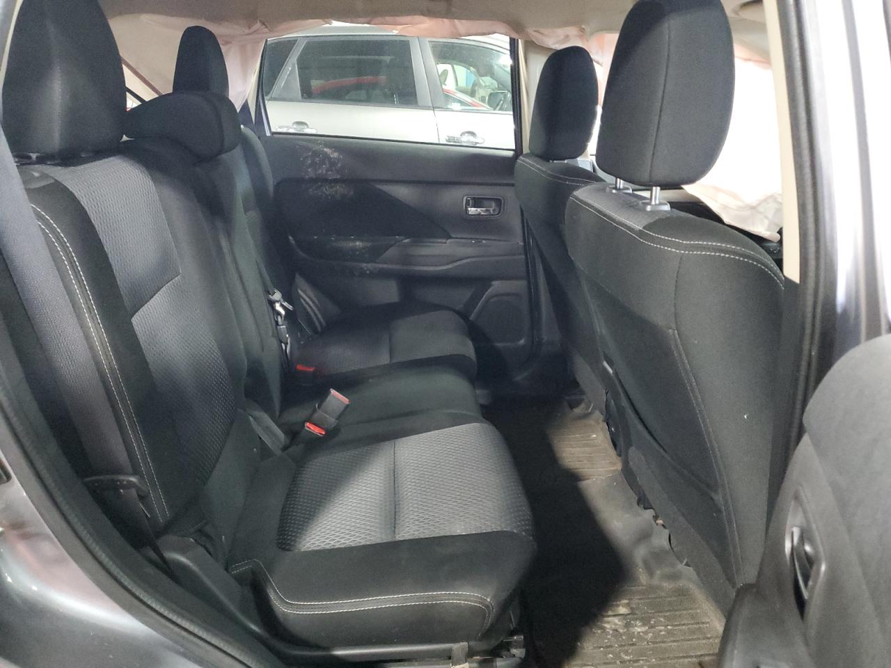 JA4AD3A32GZ053978 2016 Mitsubishi Outlander Se