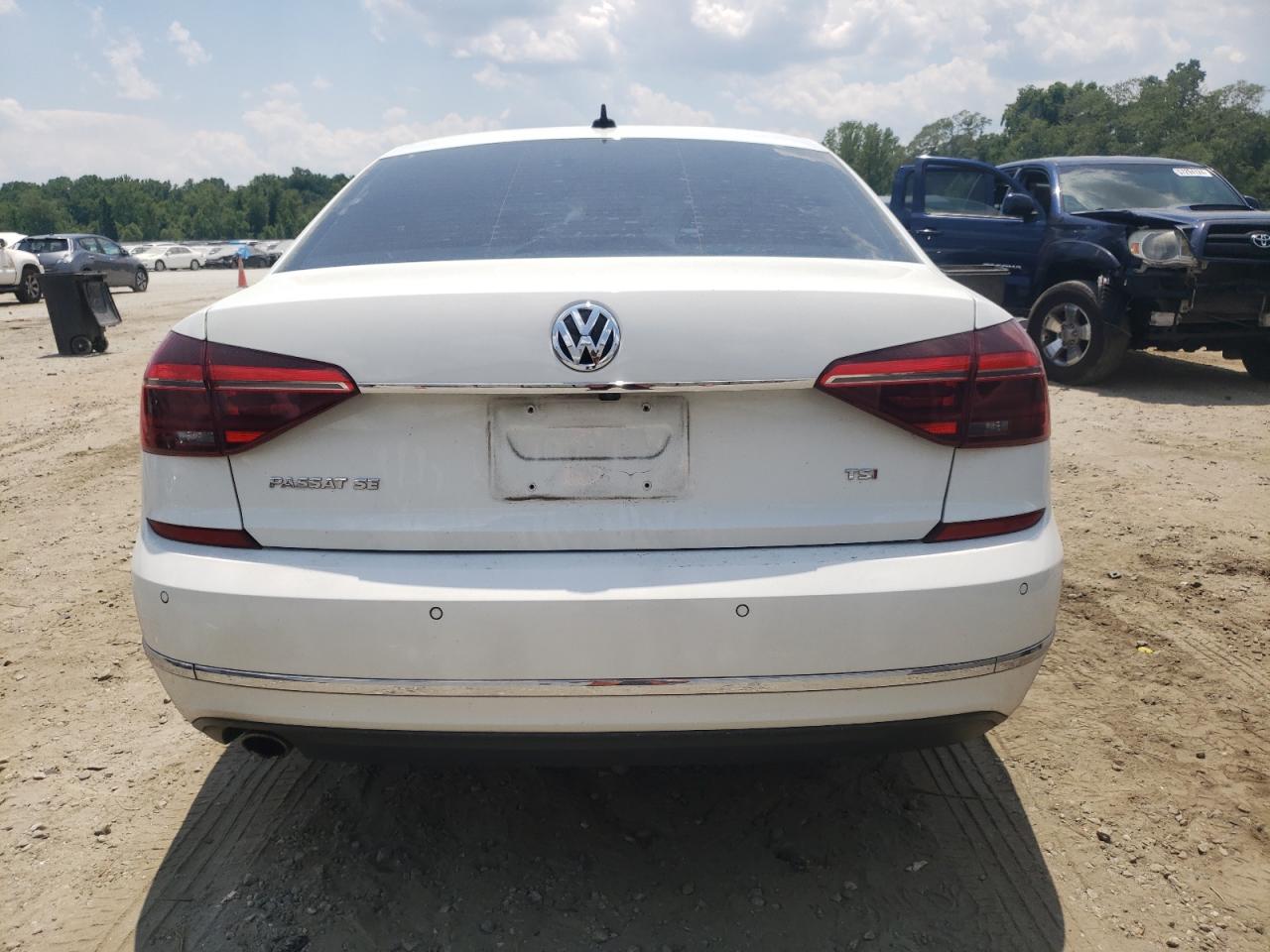 1VWBA7A37JC040046 2018 Volkswagen Passat Se