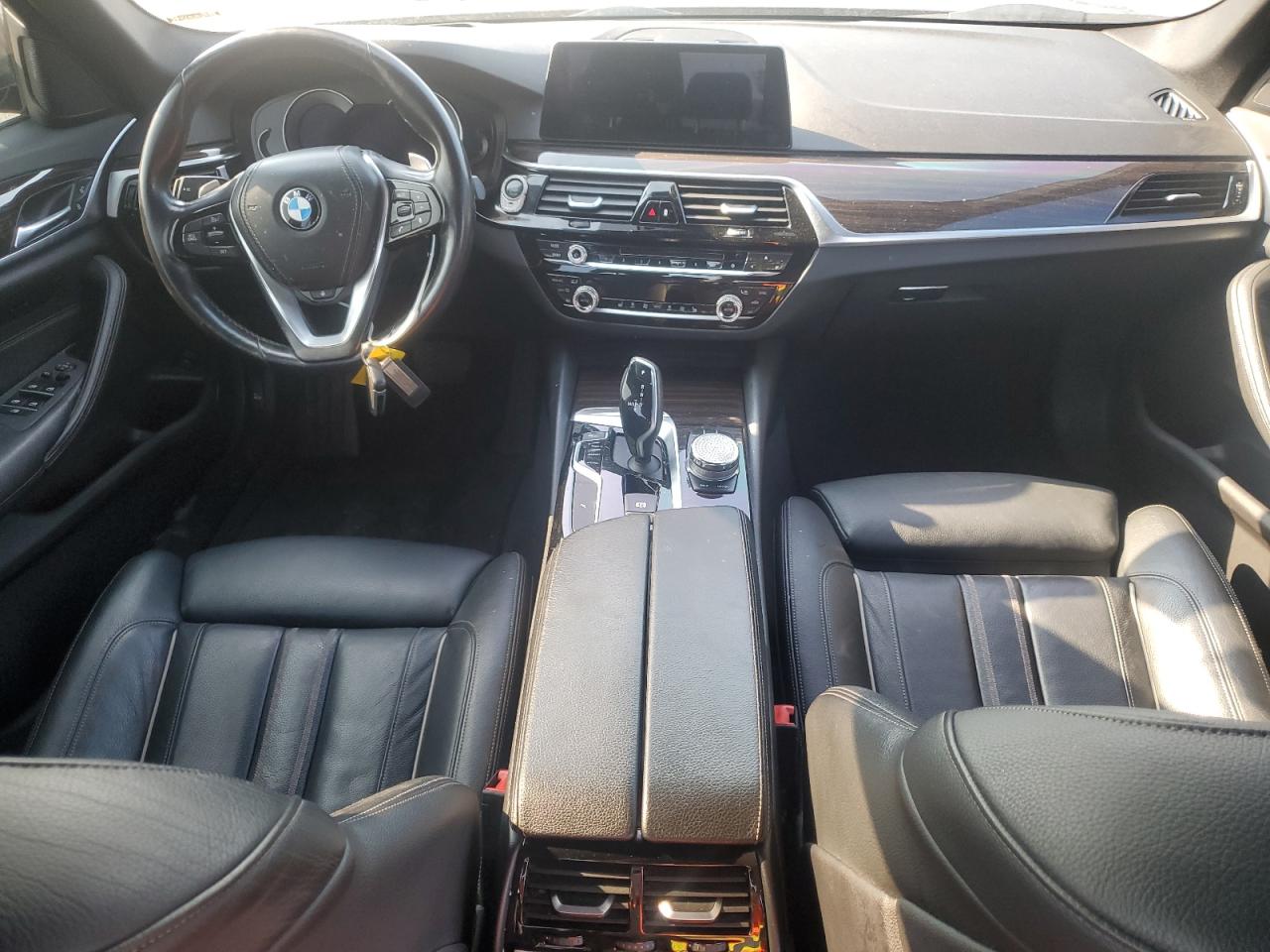 2018 BMW 530 Xi vin: WBAJA7C52JWA71393