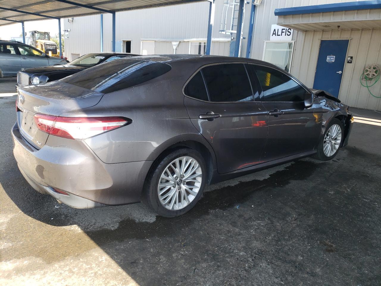4T1B11HK3JU516585 TOYOTA CAMRY 2018