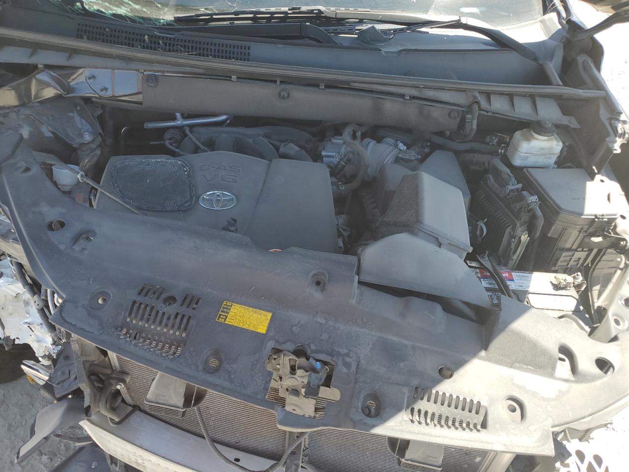 5TDZZRFH0JS253509 2018 Toyota Highlander Le