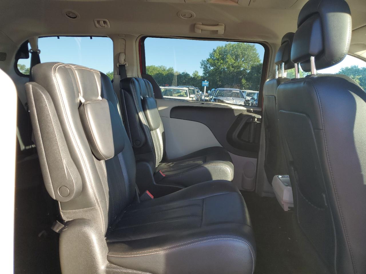 2A4RR8DG1BR704035 2011 Chrysler Town & Country Touring L