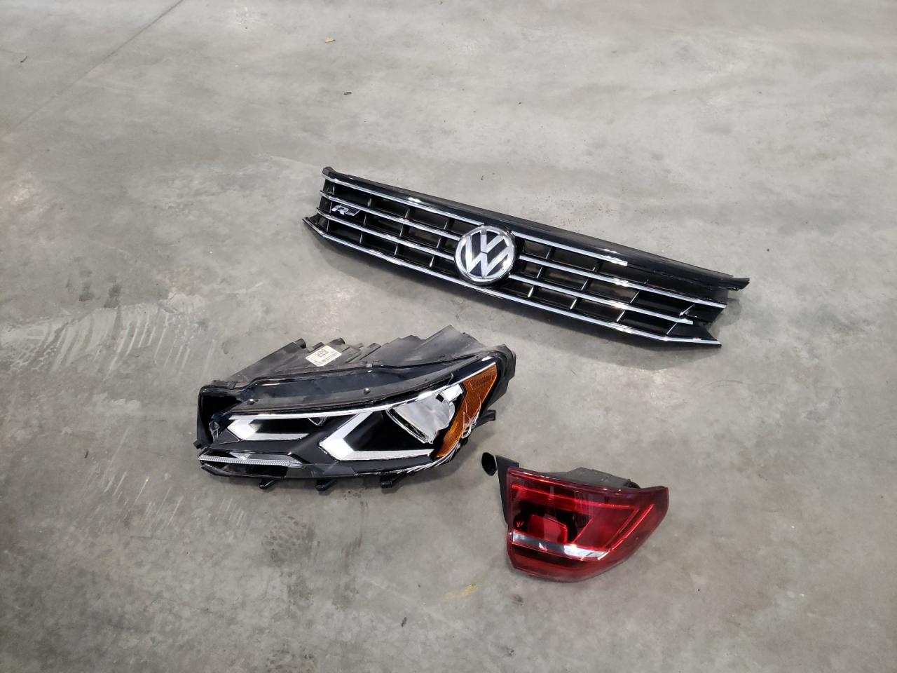 1VWAA7A3XJC052333 2018 Volkswagen Passat S