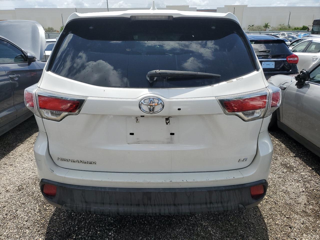 5TDZKRFH5GS131919 2016 Toyota Highlander Le