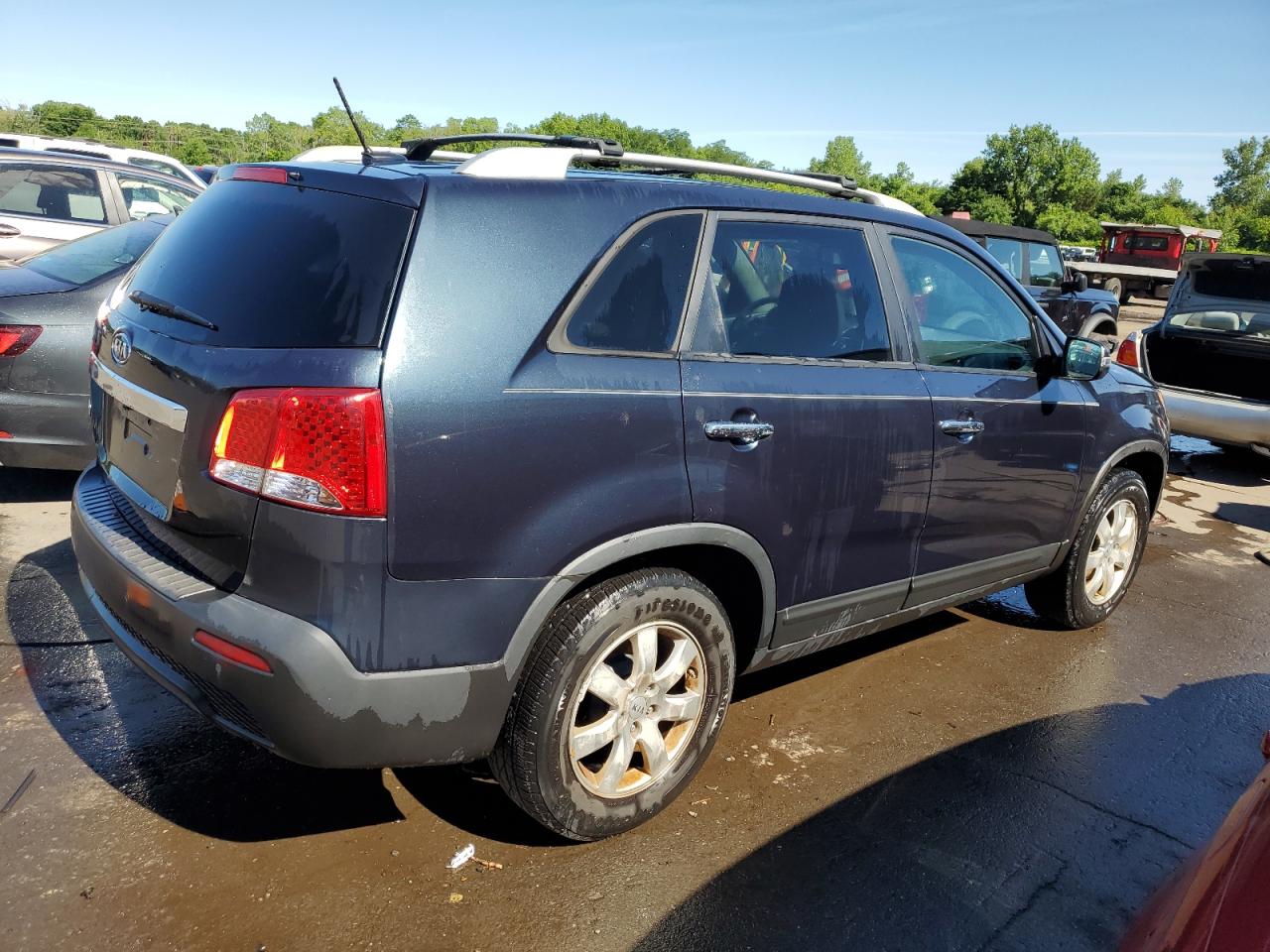 2012 Kia Sorento Base vin: 5XYKT3A64CG304581