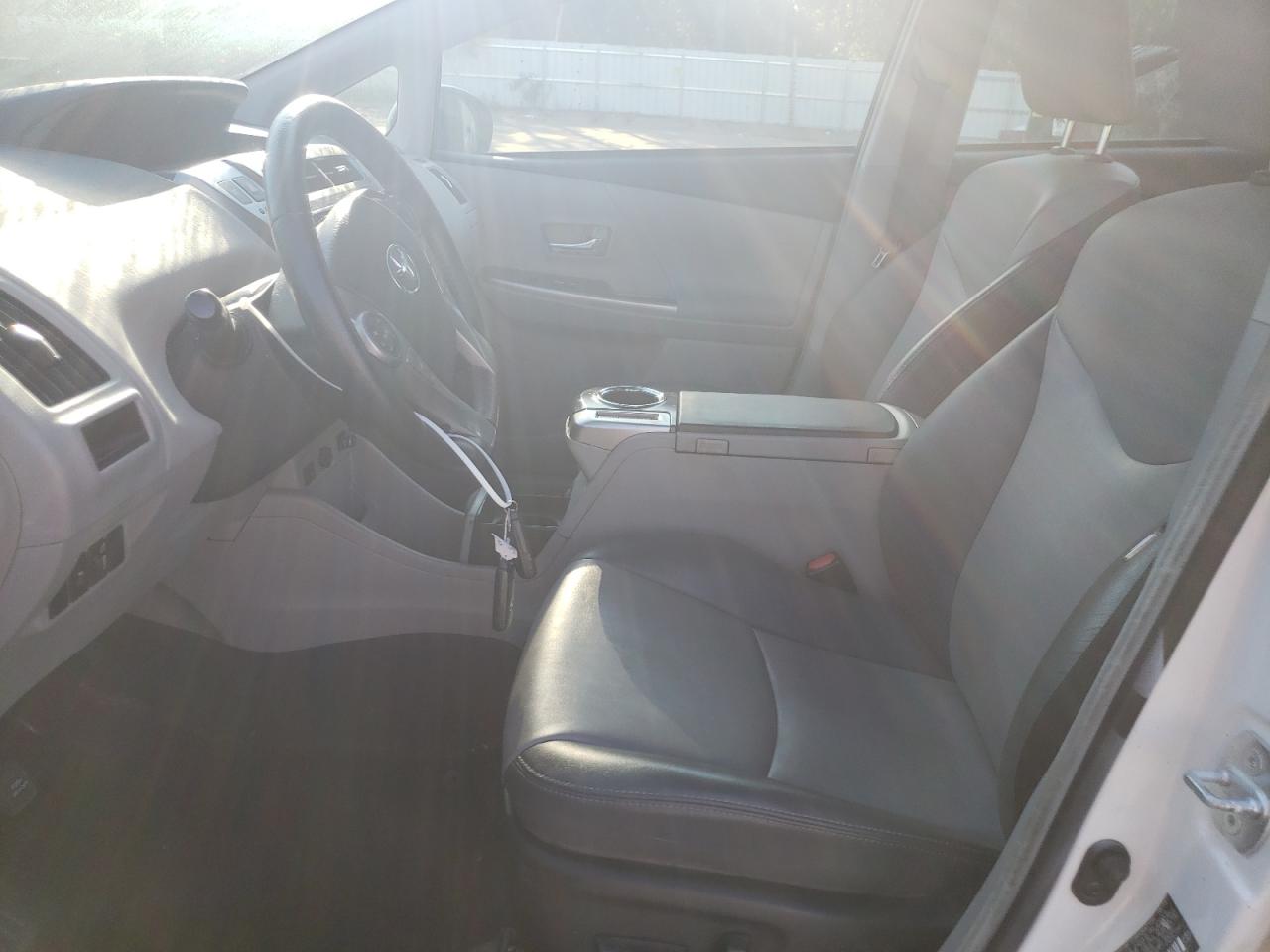 JTDZN3EU0GJ041853 2016 Toyota Prius V