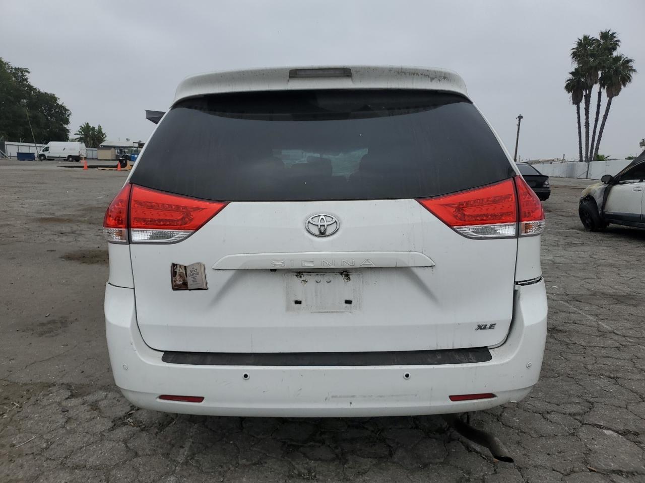 5TDYK3DC3BS061670 2011 Toyota Sienna Xle